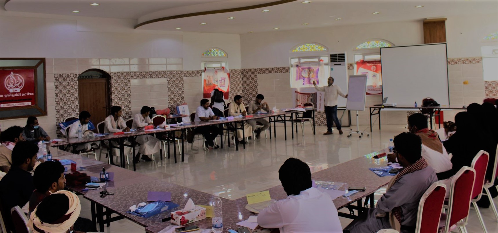 مؤسسة فتيات مارب تدرب سفراء السلام على تعزيز دورهم في حل النزاعات وصناعة السلام.