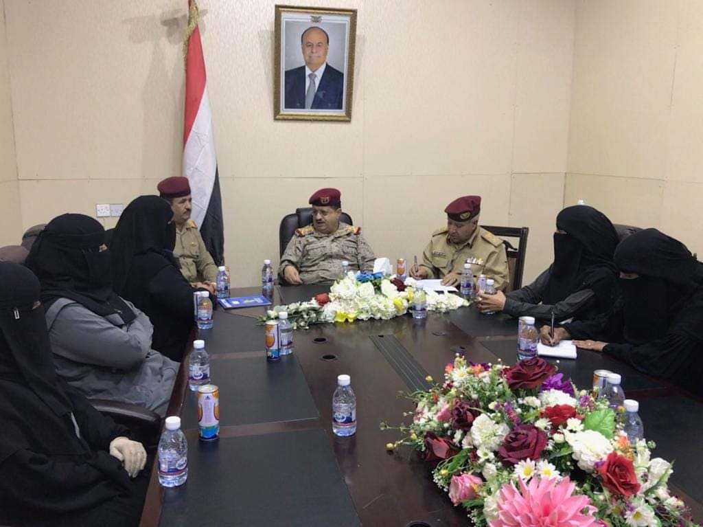فريق السلام النسوي(صانعات السلام)  يناقش قضية تجنيد الأطفال مع وزير الدفاع اليمني